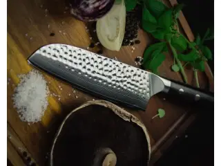 Santokukniv, 18 cm knivblad, udført i 67 lags Damaskus stål.
