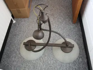 Loftslampe i jern og glas
