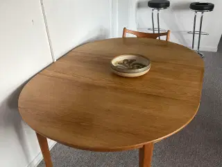 Egetræ spisebord, Ø 115  med 3 plader a 50 cm