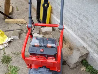 UDLEJES - Batteridrevet pladevibrator