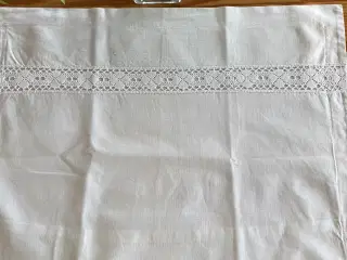 Ældre (vintage) pudevår med håndlavede kniplinger