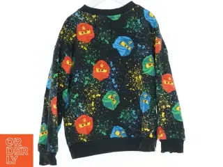 Sweatshirt med Ninjago-motiv fra H&M (str. 122)