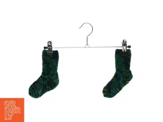 Hjemmestrikket sweater og sokker