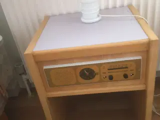 Retro sengebord med radio, ur og alarm