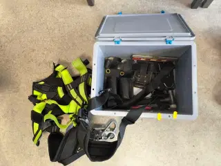 Kasse m. sikringsgrej samt div.