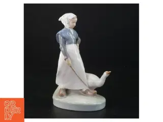 Porcelænsfigur af kvinde med gås, 528 fra Royal Copenhagen (str. 19 x 12 x 8 cm)