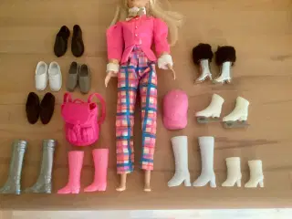 Vintage Barbie tøj og støvler.