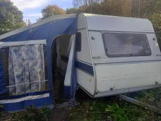 Campingvogn  Mærke Blue 1989  med lille hytte 