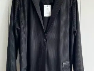 Lang sort blazer fra Adia Fashion