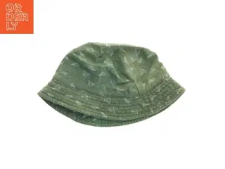 Grøn bøllehat med papirfly mønster (str. 28,5x16,5 cm)