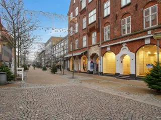 Stor butik i gågaden ved Springvandspladsen