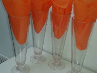 Ølglas på fod, hård plast, 24 cm