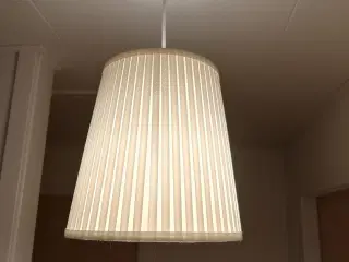 2 hvide loftslamper fra IKEA - fra serien 'Årstid'