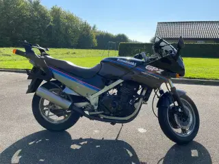 Kawasaki GPZ 500 S (med Givi sidetasker)