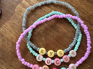 Hjemmelavet armbånd med tekst på 