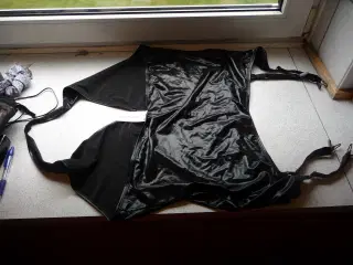 sort wetlook ovderdel med hofteholde XXXL 56/58