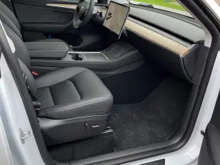 Tesla model Y Standard Range