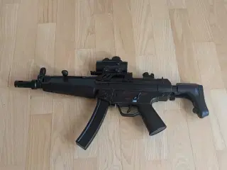 Airsoft gun med udstyr til 