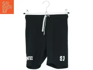 Sort shorts med tryk fra H&M (str. 116)