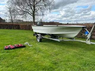 Nymalet jolle med nysynet trailer 