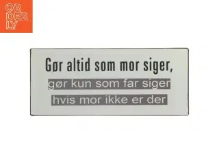 Metalplade med tekst fra Lafinesse (str. 30,5x13 cm)