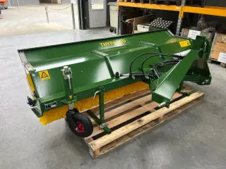 Thyregod TK 2800 med nylon børster og hydraulisk sving. brede 2800 og feje brede 2500