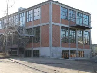 Lager i kælder med adgang via rampe