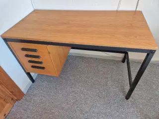 Dejligt egetræsskrivebord med metalstel