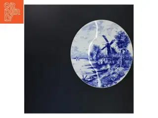 Dekorativt porcelænstallerken med landskab (str. 26 cm)