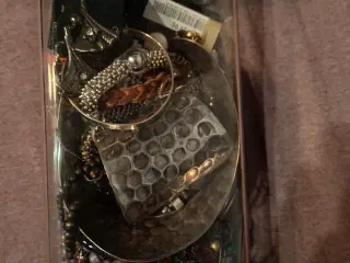 Plastboks med diverse smykker fra Simili & Pilgrim