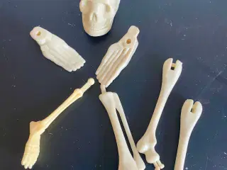 Små knogler og kranie til leg i plast