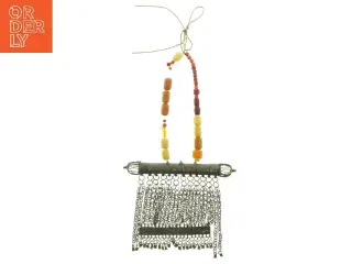 Vægdekoration med kæder og perler (str. 34x19,5 cm)