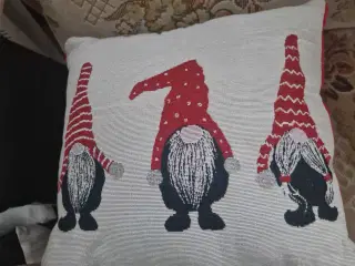 Sofa puder med nisser og dyr