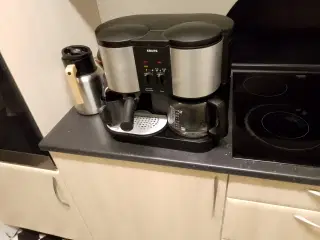 Kaffemaskine med mælkeskummer 