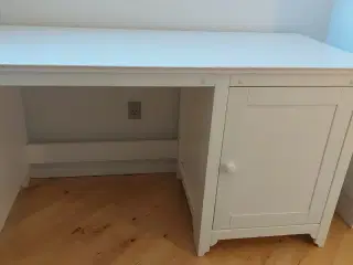 Hvidt skrivebord med skab