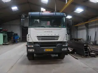 Lastbil IVECO Trakker Ad190t31 med anhænger, kran FASSI F235AXP26