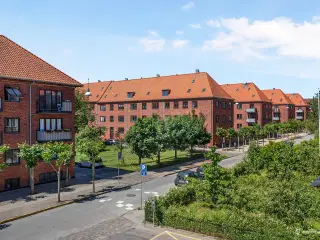 Unik mulighed for stort lager med dobbelt garager centralt på Nørrebro