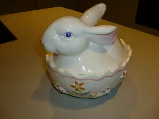 Hvid porcelænsskål med kanin låg.