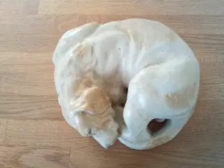 Royal Copenhagen - sovende hund med brune pletter