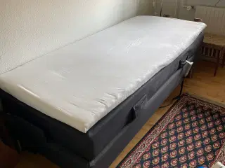 Elevationsseng med kraftig madras