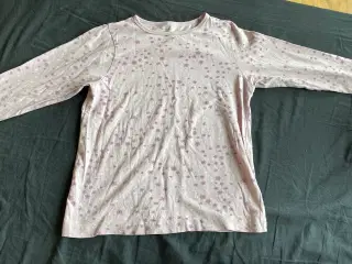 Natbluse i lyserød med blomster 