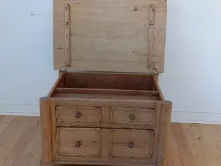 Dejlig gammel kommode/skuffemøbel