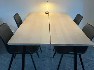 Ilva plankebord med 4 sorte stole