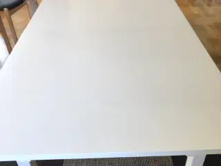 Spisebord Bjusta - fra Ikea 