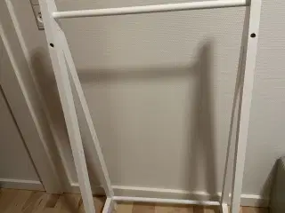 Meget pæn og velholdt tøjstativ i hvid 
