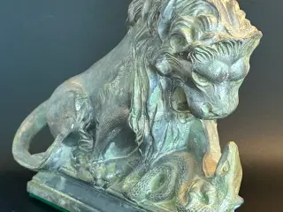 Antik fransk skulptur LION AU SERPENT sælges