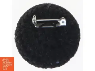 Sort broche i uld (str. Ø 4 cm)