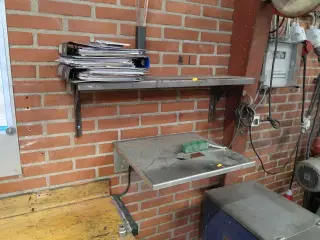 2 stk. stålhylder med indhold