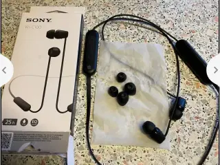 Nye Sony WI-C100 trådløse høretelefoner. 