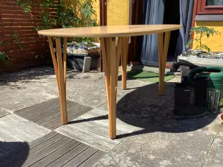 Ovalt spisebord